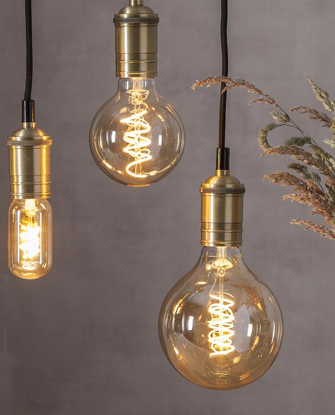 Amber Spiral Filament meleg fehér fényű vintage LED dekorációs izzó borostyánszín üveggel.
